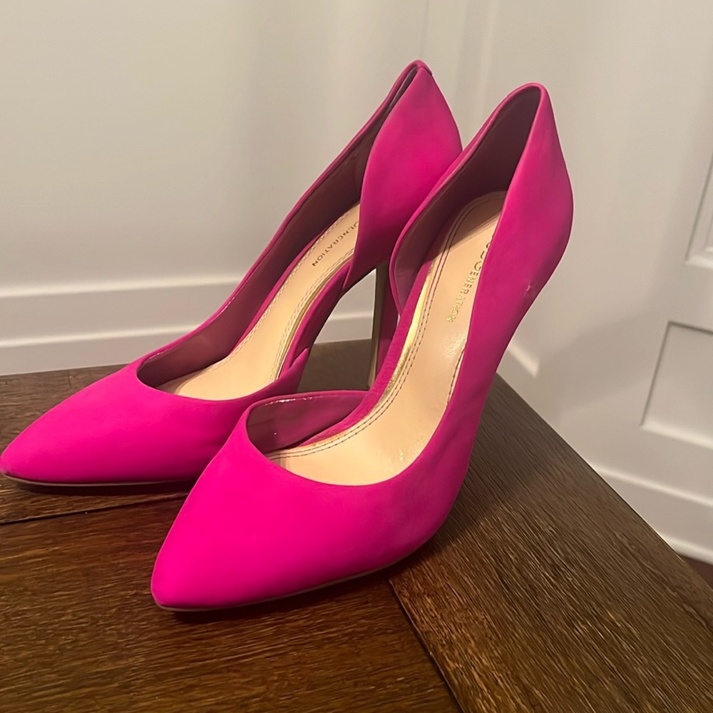 BCBGeneration fuschia pumps